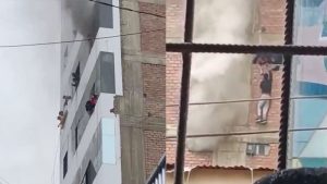 VIDEO: Personas escapan desde las ventanas de un edificio en llamas en Perú
