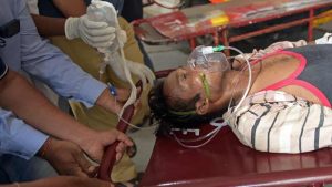 Reportan 37 muertos por intoxicación con alcohol adulterado en India