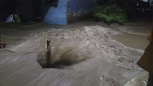 VIDEO: Lluvias inundan calles en colonia de Santa Ana