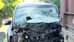 Menor se distrajo al volante y chocó contra rastra en carretera de Sonsonate