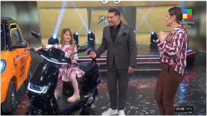 VIDEO: "¡Agárrala!" Niña casi sufre accidente al acelerar una moto en pleno set televisivo