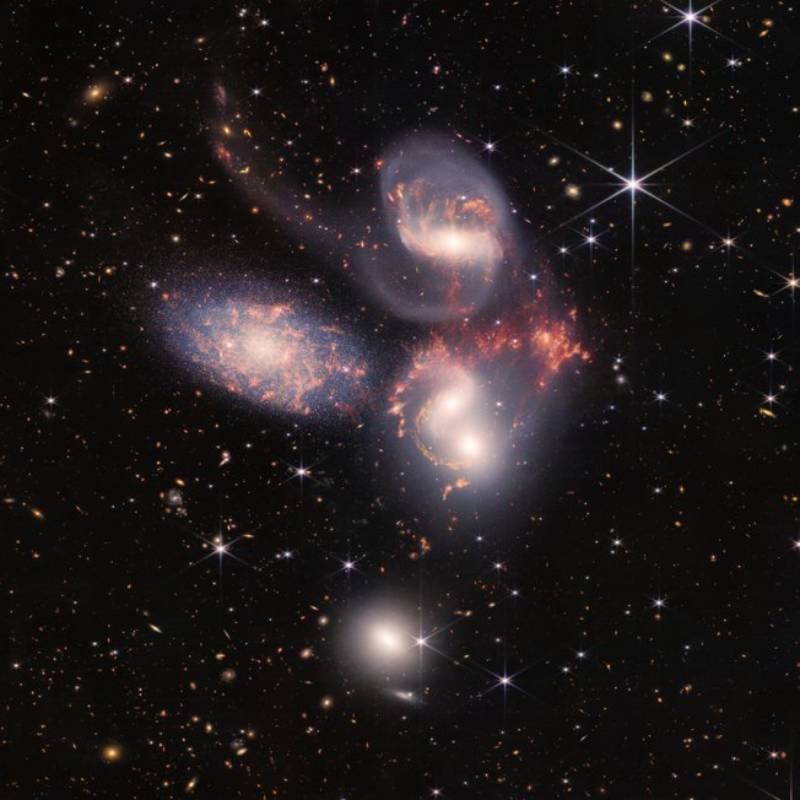 Un asiento de primera fila para la evolución galáctica, cortesía de  @NASAWebb . Webb miró a través del espeso polvo espacial del Quinteto de Stephan, un cúmulo de galaxias con enormes ondas de choque y regiones de brotes estelares.  FOTO: Handout / ESA/Webb / AFP