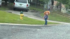 Halloween adelantado: Chucky fue visto “merodeando” las calles de Alabama
