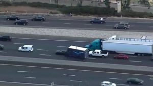 VIDEO: Hombre robó un camión de entregas y protagoniza persecución en California