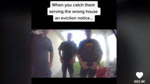 ¡Casa equivocada! Video de policías que se confunden en un desalojo se hace viral