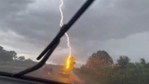 VIDEO: Familia sobrevive a que les cayera un rayo en Florida