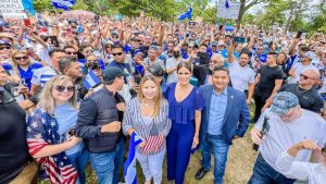 Pese a que la Constitución lo prohíbe, funcionarios apoyan marchas por reelección de Bukele