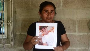 VIDEO| Madre de joven apicultor asegura que su hijo fue capturado arbitrariamente