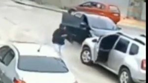 Ladrón robó un auto, pero no sabía conducir para huir
