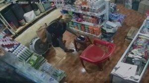 VIDEO: Mujer es grabada cuando robó celular en negocio de Sonsonate