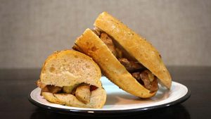 Joven turista compró un sándwich de $1,800 por error