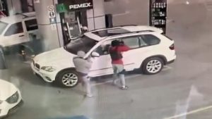 Sicarios secuestran a un hombre en gasolinera de México