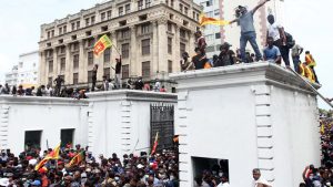 Protestas pidiendo la dimisión del presidente de Sri Lanka lo obligan a huir de su residencia