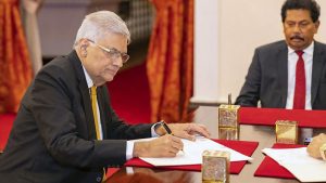 El primer ministro de Sri Lanka dimite después de manifestaciones