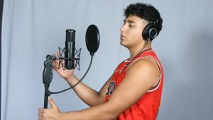 Cantante salvadoreño triunfa en el género urbano con sus populares temas