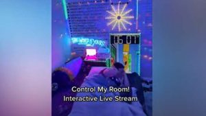 La estrambótica cantidad que un TikToker cobra para que sus fans lo molesten al dormir
