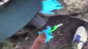 Captan en video a soldado ruso castrando a prisionero ucraniano