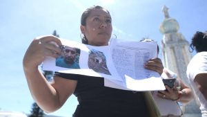 Mujer líder de Nuevas Ideas llama a presidente a interceder por su esposo capturado por régimen de excepción