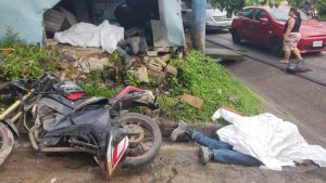 "Iban a su trabajo de albañilería": Dos motociclistas murieron al impactar contra microbús en Guazapa