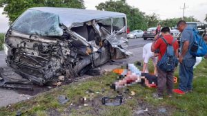 "Tres adultos y dos niños lesionados". Choque entre bus Ruta 302 y microbús en Usulután