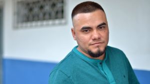 ¿Quién es Aldo Peña, el primer hombre trans autorizado para el cambio de nombre en El Salvador?