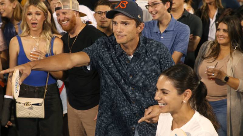 Mila Kunis y Ashton Kutcher asisten al Ping Pong 4 Purpose en el Dodger Stadium presentado por Skechers y UCLA Health, el pasado 8 de agosto. Foto / AFP
