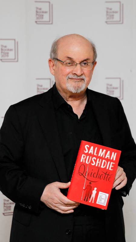 El autor británico Salman Rushdie posa con su libro 'Quichotte' durante la sesión fotográfica de los autores preseleccionados para el Premio Booker de Ficción 2019 en el Southbank Centre de Londres. Foto / Archivo AFP