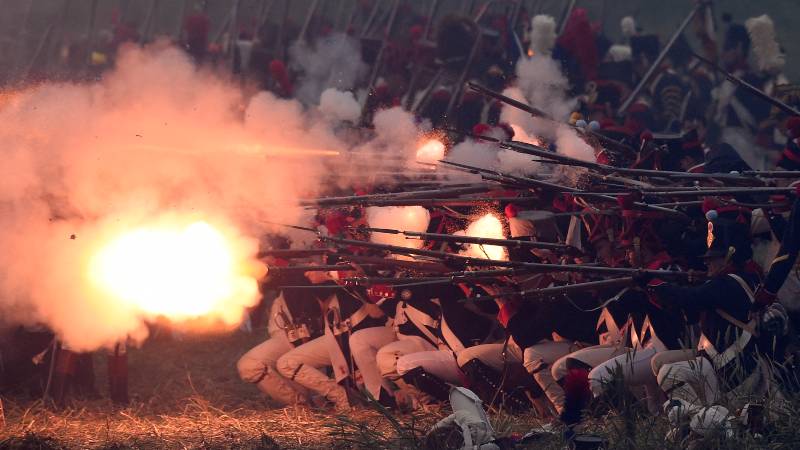 Imagen de archivo de la recreación de una batalla napoleónica en agosto de 2019 en Waterloo, en el marco del 250 aniversario del nacimiento del emperador francés. Foto / AFP