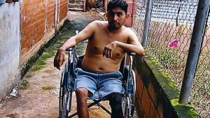 Benjamín urge de prótesis, por hoy usa una silla prestada