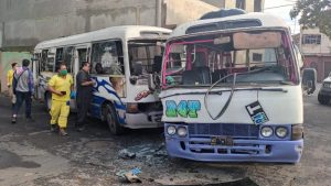 "Por pelear vía", pasajeros heridos tras choque de microbuses en Ciudad Delgado