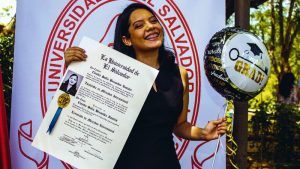 Joven emprendedora paga su educación superior con venta de artesanías