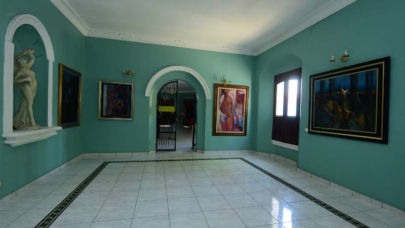 Parte de las obras están expuestas en el lobby del teatro. Foto EDH / Menly Cortez