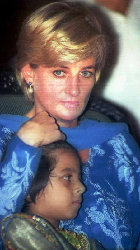 Foto de Diana con un niño pakistaní que sufre de cáncer en el lanzamiento de una campaña de recaudación de fondos para un hospital oncológico, tomada pocos meses antes de su muerte. Foto: STR / AFP