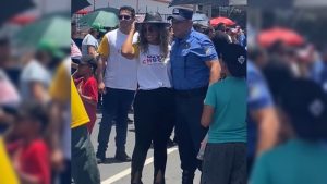 VIDEO: Elena Villatoro se robó el show en desfile de fiestas agostinas
