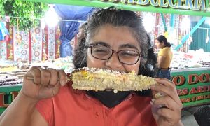 Elotes locos, los antojitos protagonistas de las fiestas agostinas desde hace 55 años