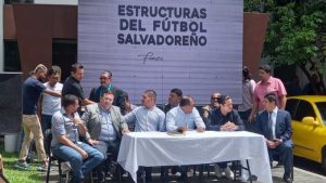 Miembros de las estructuras del fútbol platican hoy, previo a la conferencia de prensa que sostuvieron para presentarse.