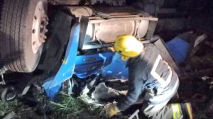 "Murió en el percance": Bomberos recuperan cadáver atrapado en una rastra, en San Vicente