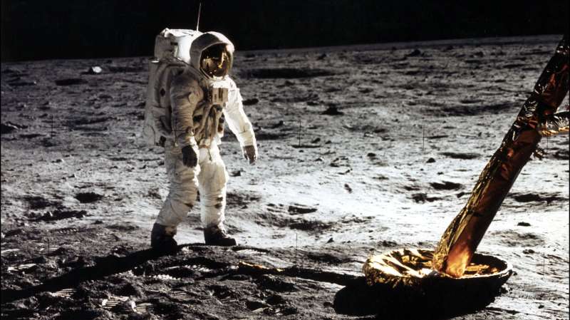 Esta imagen del astronauta Edwin "Buzz" E. Aldrin Jr., piloto del módulo lunar caminando sobre la superficie de la luna cerca de la pata del módulo lunar (ML) "Eagle" del Apolo XI, fue tomada el 20 de julio de 1969 por Neil Armstrong. Foto: AFP/NASA