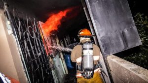 "Por un cigarro": incendio destruyó apartamento en Mejicanos