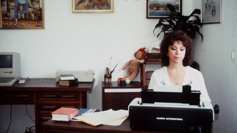 Imagen de archivo de la autora de "La casa de los espíritus" posando en su casa de Caracas, Venezuela, en febrero de 1985. Foto / AFP