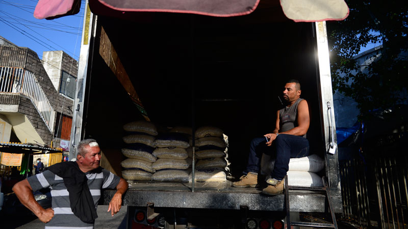 4 por la cora y más pequeñas precio de las tortillas causa indignación en  la población - Noticias de El Salvador