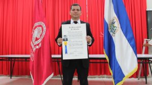 Joven sordo se gradúa de la universidad para dar clases a niños en similar condición