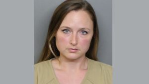 Arrestan a maestra en Florida por esconder en su casa a adolescente que estaba desaparecido