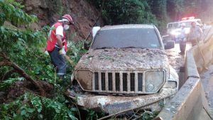 Vehículos dañados y paso bloqueado en carretera Los Chorros por derrumbe
