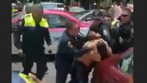 VIDEO: Graban en México a oficiales de policía peleándose con ciudadanos