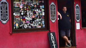 "Yo estuve ahí". Ivan Patiño, el salvadoreño que vio su bandera ondeando en documental sobre Woodstock 99