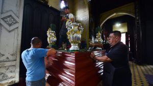 Los rostros de los devotos al Divino Salvador del Mundo