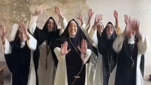 Monjas sacuden las redes al ritmo del “Bizcochito” de Rosalía