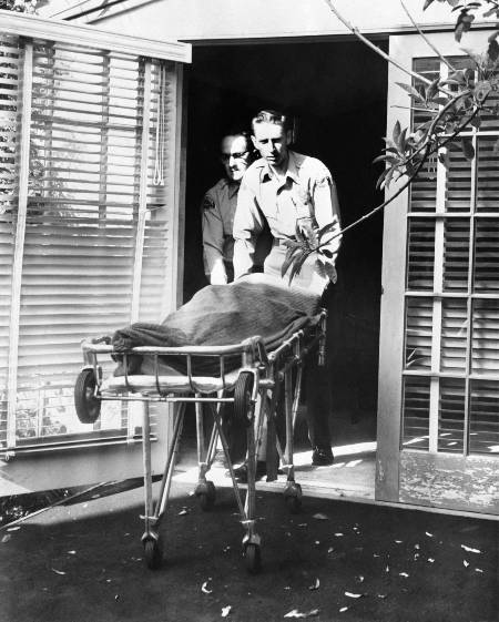 Paramédicos transportan el cuerpo de la actriz estadounidense, el 5 de agosto de 1962, luego de que fuera descubierta muerta en su casa en Brentwood, California. Foto / Archivo AFP