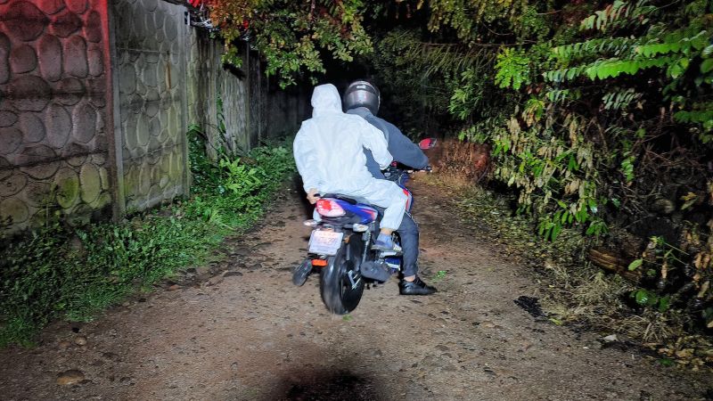 Motociclista ayuda a paciente a llegar a casa en Aguilares